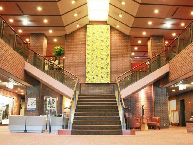 静かで落ち着いた雰囲気のロビー〜フロント前から望む〜