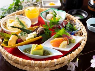 見た目も華やかなランチメニュー「華かご膳」