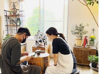 おしゃれな店内でペアリングを作り合う素敵なひととき・・・