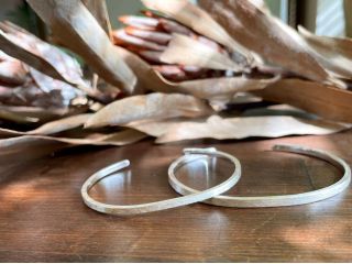 大人気!バングル制作。高クオリティのシルバーバングルは服装を選ばず一つあると大活躍!プレゼントやペアバングルもオススメです。