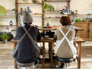 カップルで並んで座っての磨き加工。おしゃれな工房での制作は素敵な思い出に・・・お写真のお手伝いもいたしますのでお気軽に♪