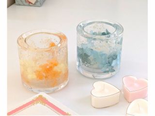 専用のガラス容器に、ジェルとお花で作るランタン風キャンドルです。中にティーライトキャンドルを入れることができます。