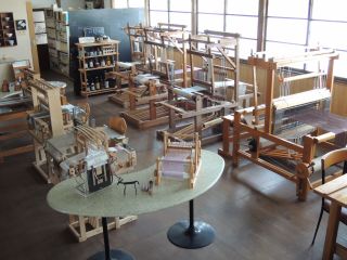 織りの楽しさは、多綜絖の機で模様を織りだすことで倍増します。当工房では、昔ながらの高機やオリジナルの機などを数多く揃えて織りを楽しみたい方をお待ちしております。