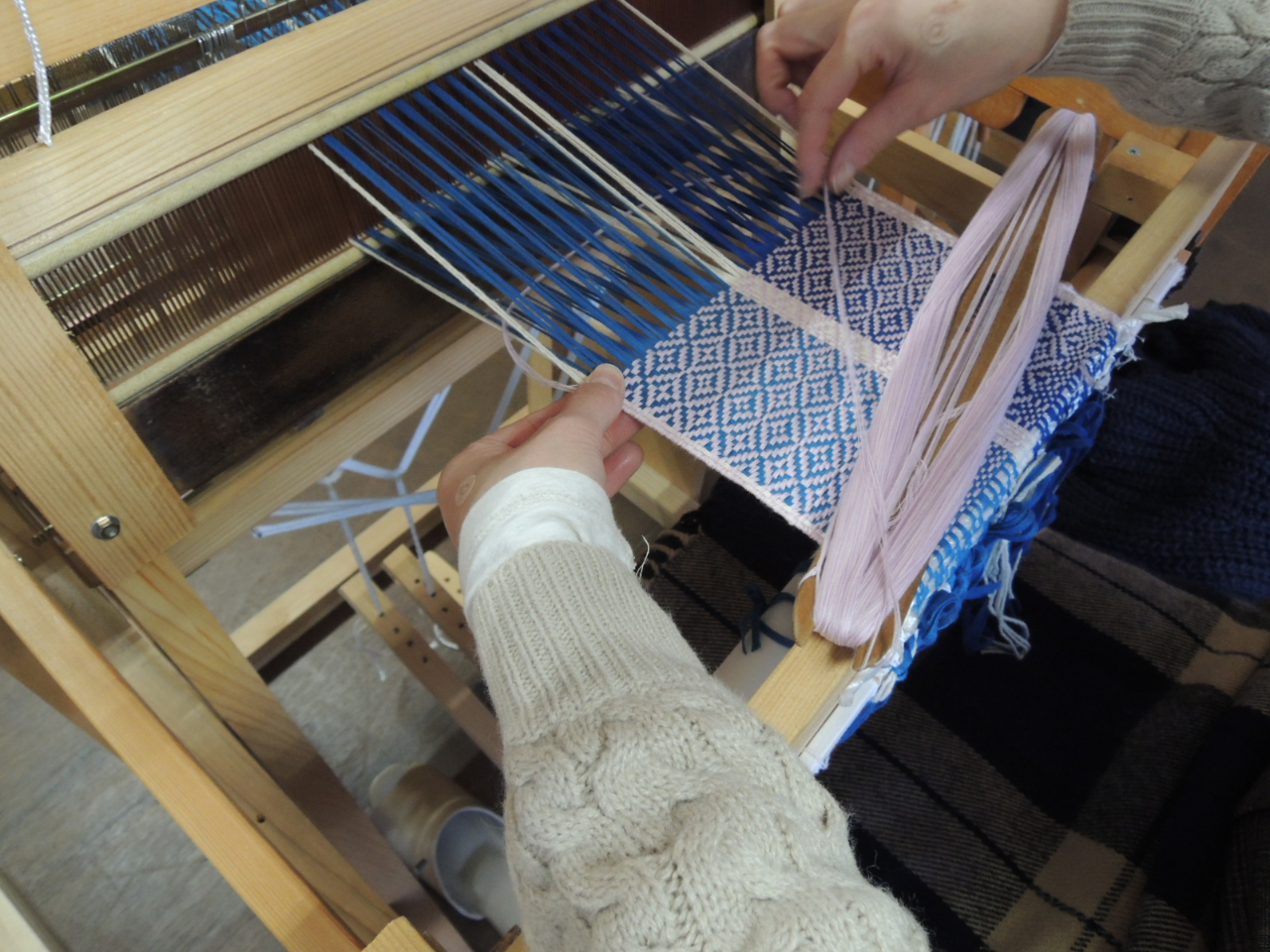 経糸も模様もいろいろあり、緯糸はご自分で選ぶので、オリジナルの織物が出来上がります。