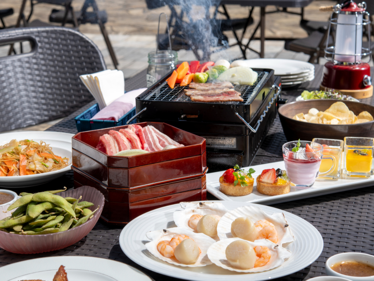 爽やかな風に吹かれながらBBQやデザートを中心に、お酒にぴったりなメニューを堪能！