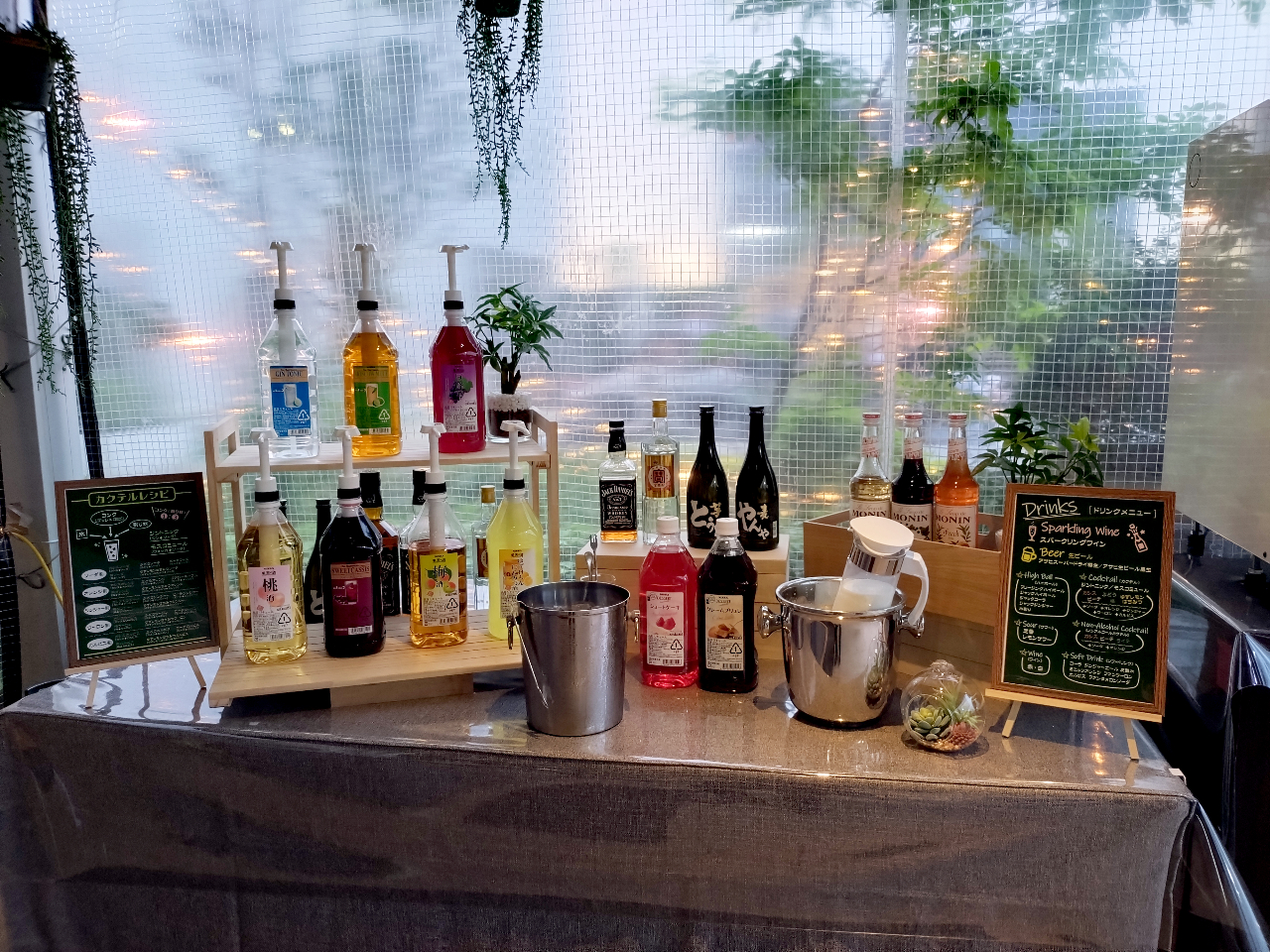 ���r�[���E�X�p�[�N�����O���C���E�n�C�{�[���̂ق��A�l�X�ȃh�����N���y���߂܂��B