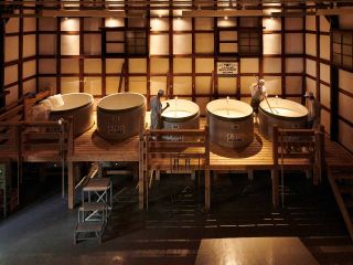 【高清水/仙人蔵 仕込み室】昔使われていた酒造りの道具から酒造りまで、精通したガイドがご案内