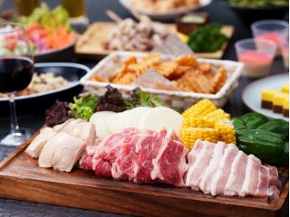 牛カルビ・豚カルビ・鶏ももが食べ放題。たっぷり網焼きでジューシーに♪