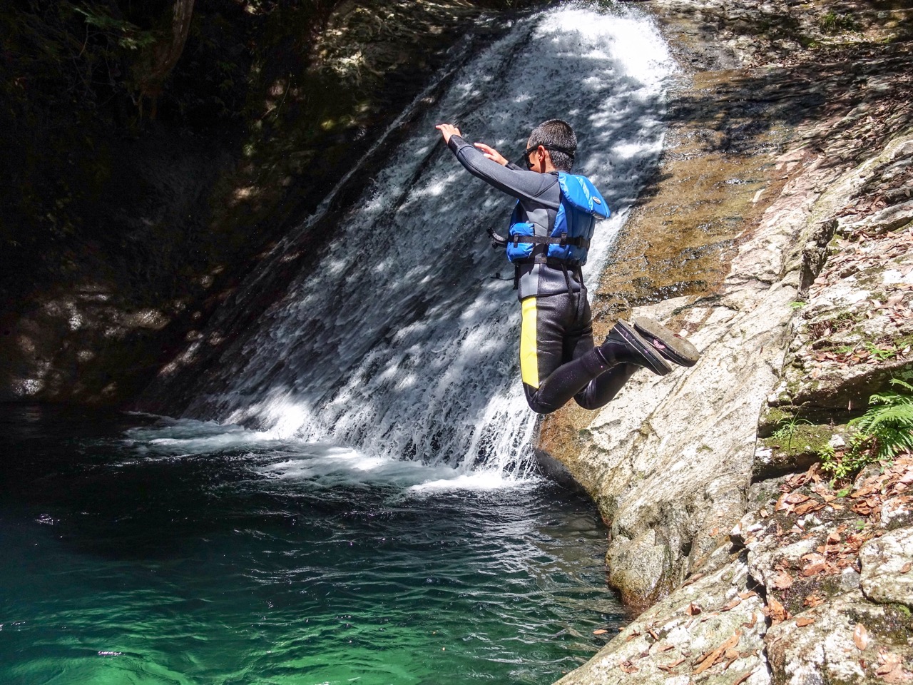 滝壺ドボンや滝すべり 紀宝町の滝で川遊び 飛雪の滝キャンプ場 じゃらん遊び体験 滝壺ドボンや滝すべり 紀宝町の滝で川遊び 飛雪の滝キャンプ場 じゃらん遊び体験