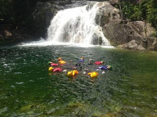 エメラルドグリーンの釜(滝壺)で、みんなでぷかぷか(^^♪