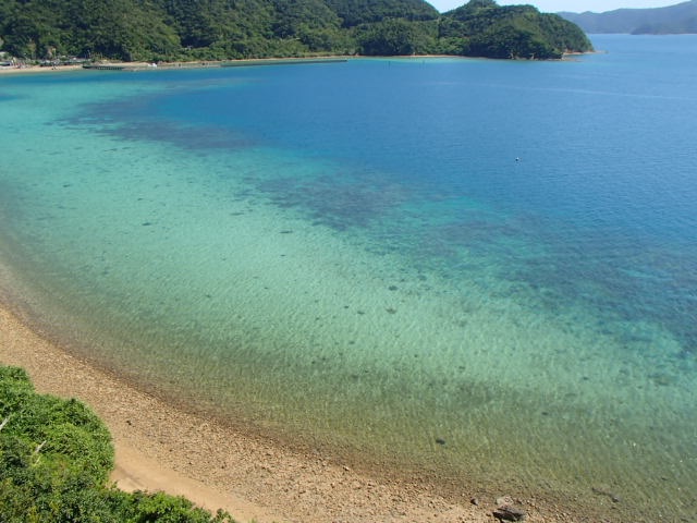 サンゴ礁に囲まれた海です。トレッキングの後は浜辺の散策。