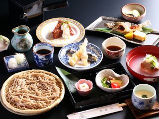 ■昼の蕎麦会席コース一例季節の前菜や川魚の焼き物、そばがきも人気の一品です。