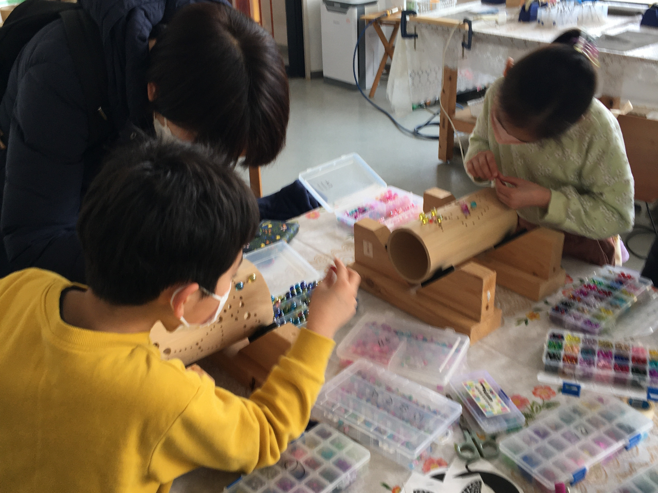 開けた穴にビーズやビー玉を貼ると、あかりの出方が変わって綺麗ですし、あかりが入っていない時や明るい時でも綺麗になります。