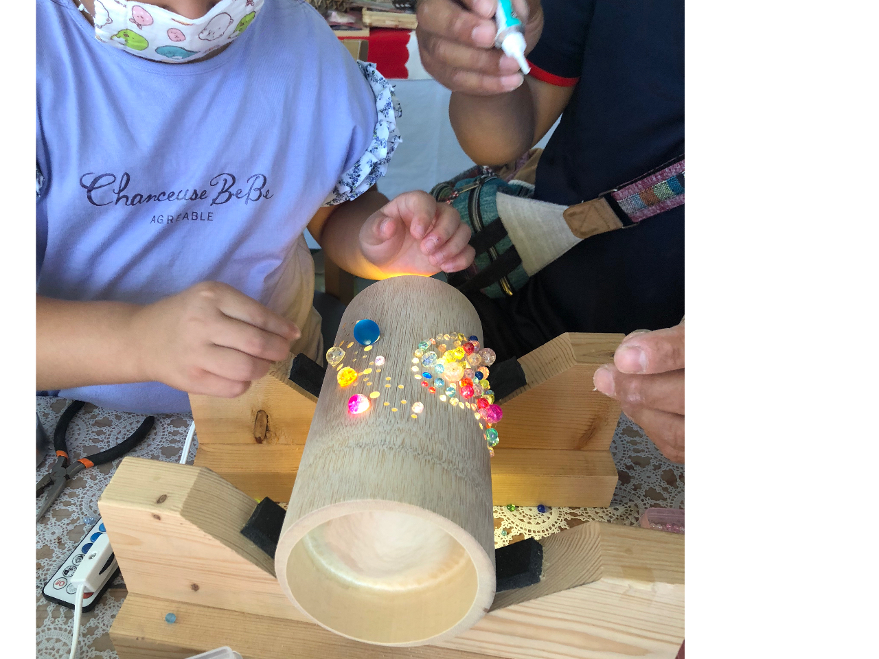 作った竹灯籠にビーズやビー玉を貼ることにより、あかりの色も変わるし、あかりを入れていない時でも飾りとして楽しめます。