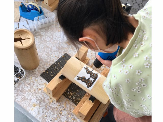 竹にチョークでデザインを書いたり、デザインのテンプレートも準備しています