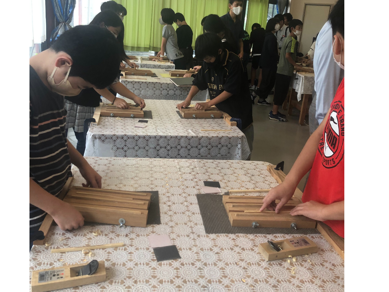 竹をかんなで削りやすりで磨くとあなた好みのお箸をつくることができます。