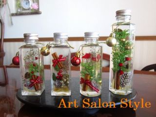 クリスマスバージョンハーバリウム。木の実やオーナメントも豊富にご準備しております。可愛いクリスマスハーバリウムを作製しましょう!