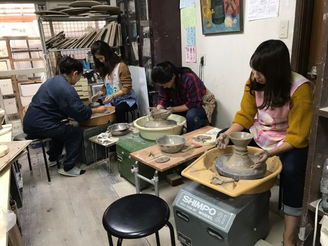 電動ロクロで茶碗を造る