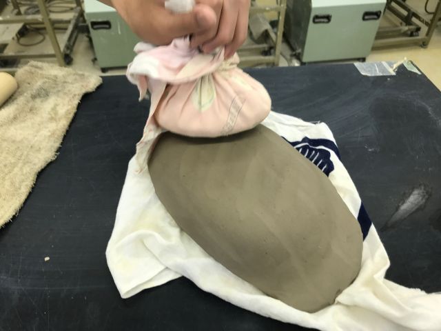 粘土を綿棒で伸ばして、型にかぶせて作品を作る