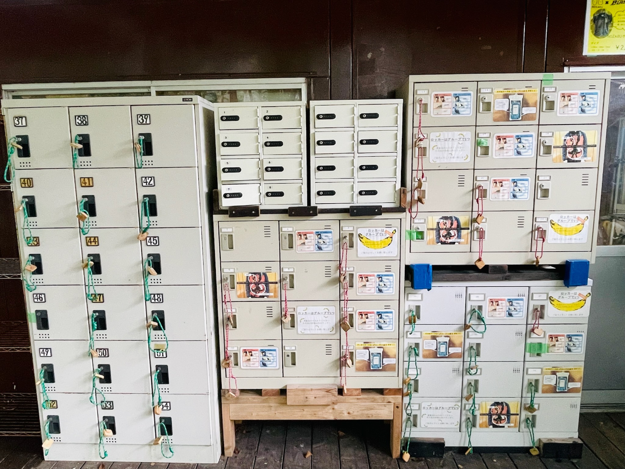 バックや貴重品はこちらのロッカーをご利用ください!