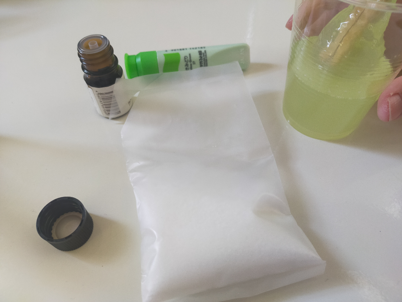 子供さんに人気のスライムづくり。15分ほどで簡単に行えます