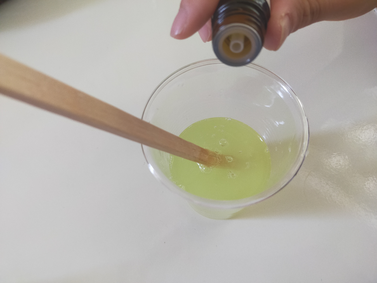 好きな香りをいれます。いちごやチョコレート、コーラの香りが人気です。