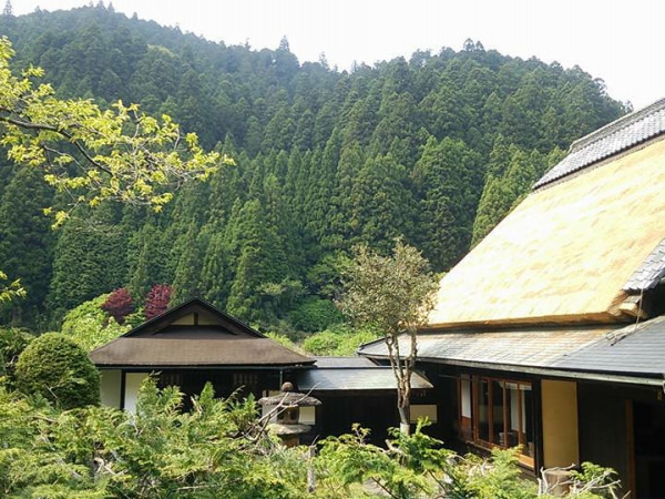 囲炉裏鍋体験 500坪の文化財古民家邸宅一棟完全貸切の贅沢空間で囲炉裏鍋と自然を満喫しよう 女性 カップル ファミリーにもおすすめ 大和棟古民家jinya じゃらん遊び体験