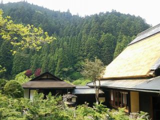 囲炉裏鍋体験 500坪の文化財古民家邸宅一棟完全貸切の贅沢空間で囲炉裏鍋と自然を満喫しよう 女性 カップル ファミリーにもおすすめ 大和棟古民家jinya じゃらん遊び体験