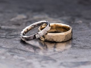 【手作りの風合いを楽しむ】ハンマーで叩いて刻む「槌目模様」は、光の反射が美しい人気デザイン。一打ちごとに想いを込めた指輪はお二人だけの唯一無二の表情に仕上がり。