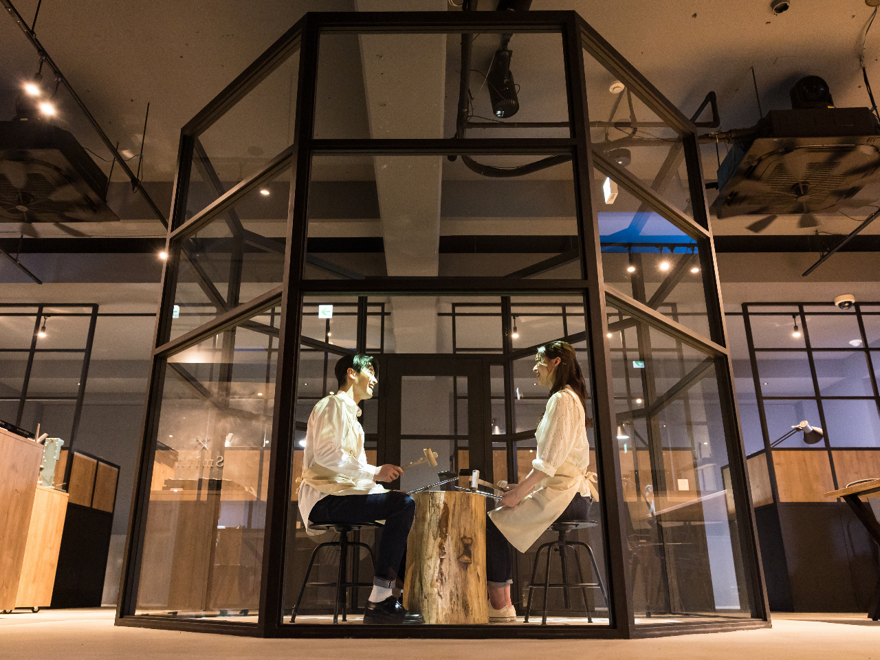 �y���ƌ���������z��Ɖ��ɔ������ĐF���ω�����A�ŐV�̃C���^���N�e�B�u��ԁB�K���X����̓��ʂȃu�[�X�ŁA�v��������N���G�C�e�B�u�ȂЂƂƂ����B