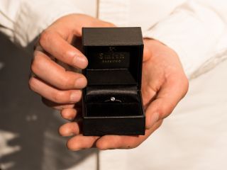 【世界に一つをその手に】 想いを込めて手作りした婚約指輪。渡す瞬間の緊張と喜びを、最高の輝きが彩ります。手作りだからこそ伝わる、真心のプロポーズを。