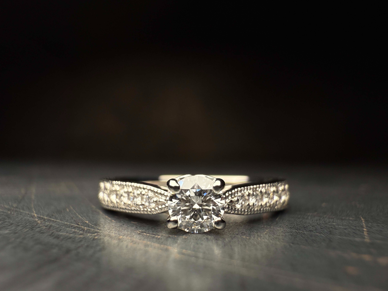 �y�ґ�ȃ_�C�������h�̋P���z ���I�����_�C�����Z�b�e�B���O�B����̉�����ƁA�W���G���[�Ƃ��Ă̋C�i�����������f�U�C���́A�ޏ��̎w��ŉi���ɋP�������܂��B