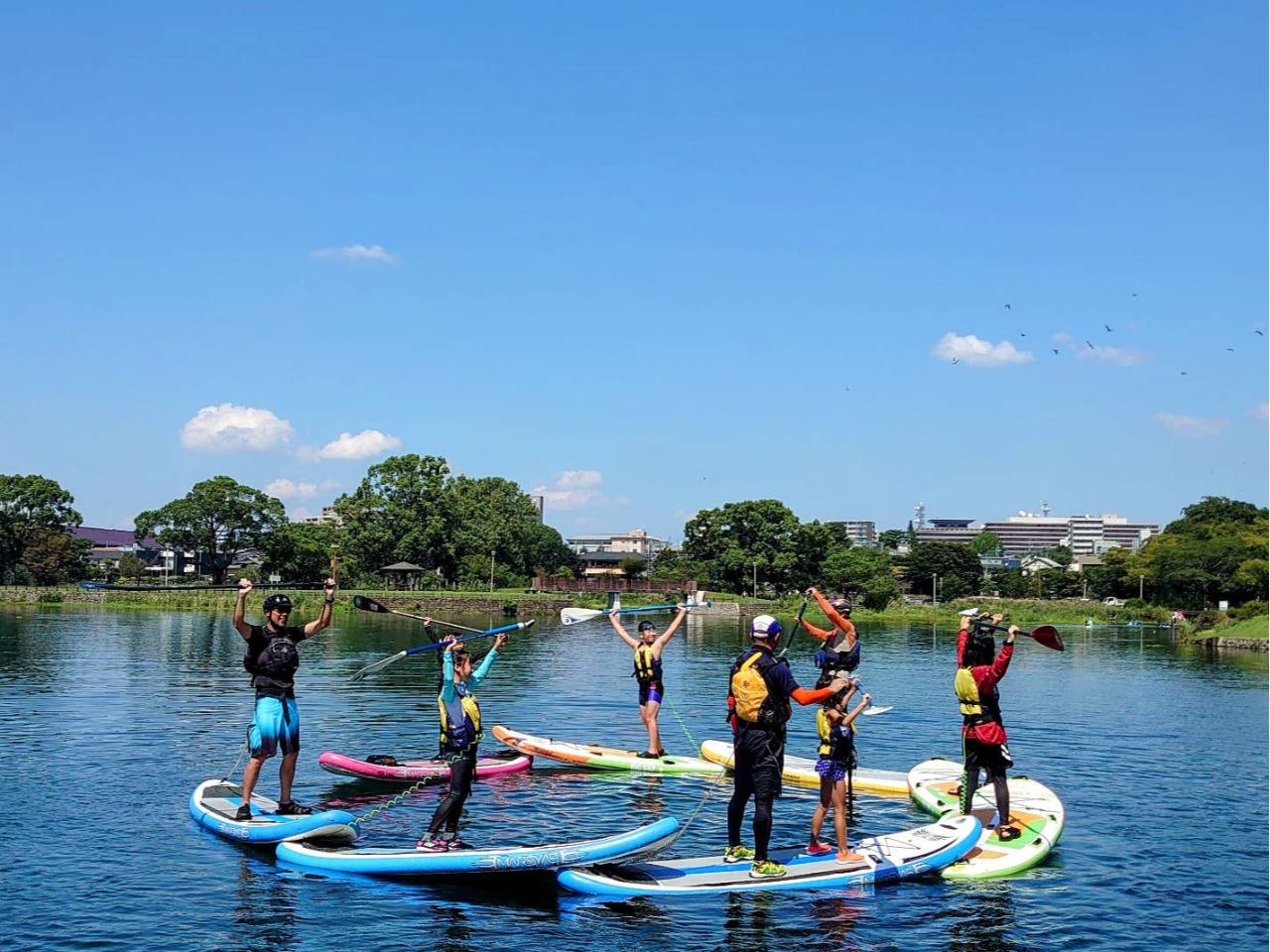 綺麗な湧き水をスイスイ! 立っても座っても漕げます。