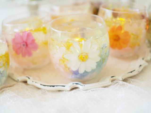 お好きな花材を入れていきます。中心にティーキャンドルを入れて楽しむので、気軽に楽しめる人気のキャンドルです。