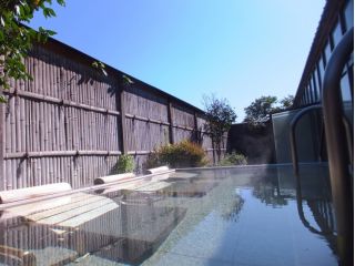 解放的な露天風呂で手足を伸ばしてください(昼)※現在、露天風呂のご利用は出来ません。