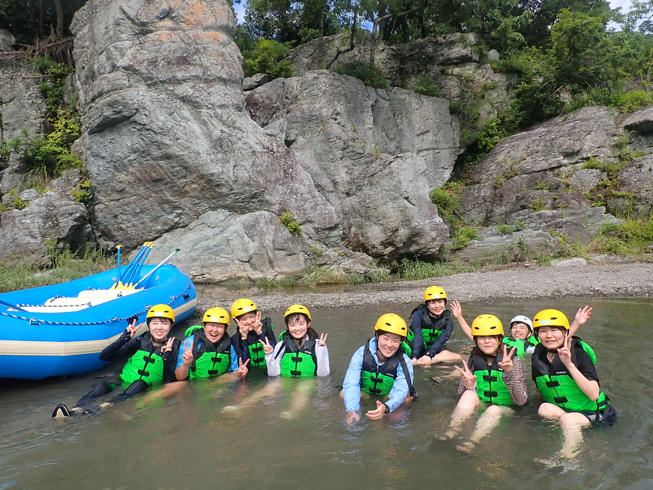 ツアー途中、川で泳いだり、ボートを使ったゲームをしたりと川遊び満載の内容です!