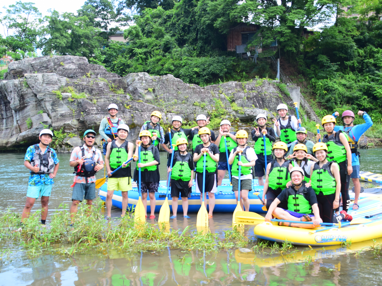 ラフティング協会の資格を持った日本人ガイドが安全にツアーを開催いたします!