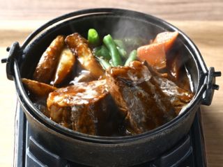 ゴロっと入ったしほろ牛はとても柔らかいのでお箸でお召し上がり頂けます!メイン以外のライス・スープ・サラダバー・ソフトドリンクは中央カウンターにご準備しておりまと