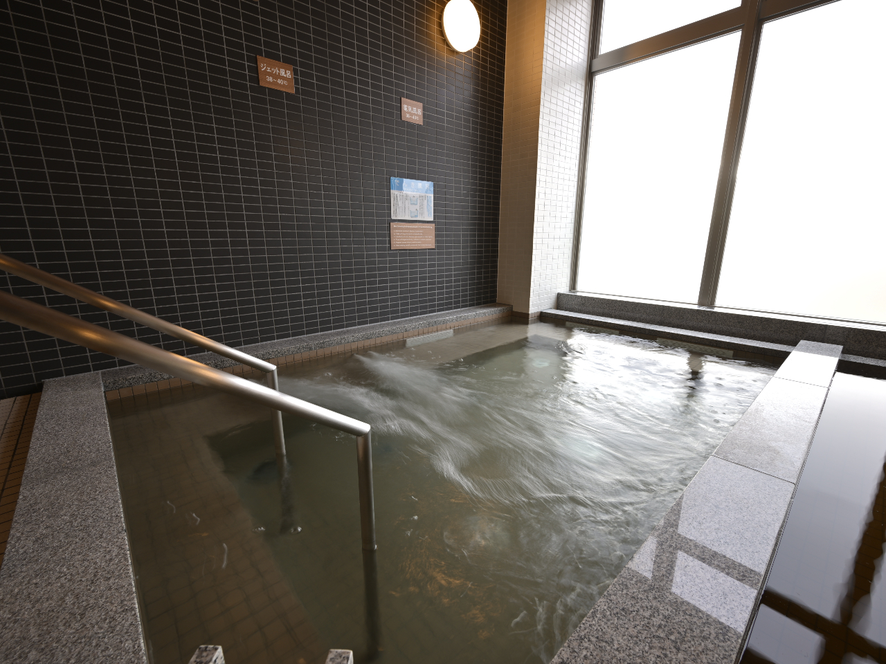 jւ̉łBN̓ɂ͌siʂ҂łAdCCƃWFbgC܂