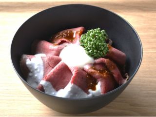 しほろ牛のモモ肉を低温調理しております。メイン以外のスープ・サラダバー・ソフトドリンクは中央カウンターにご準備しております!