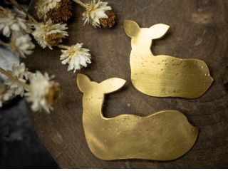 真鍮製の鹿サンの形をした板を、鹿子模様を入れて、金づちで叩いて曲げて後はきれいにするだけで完成!