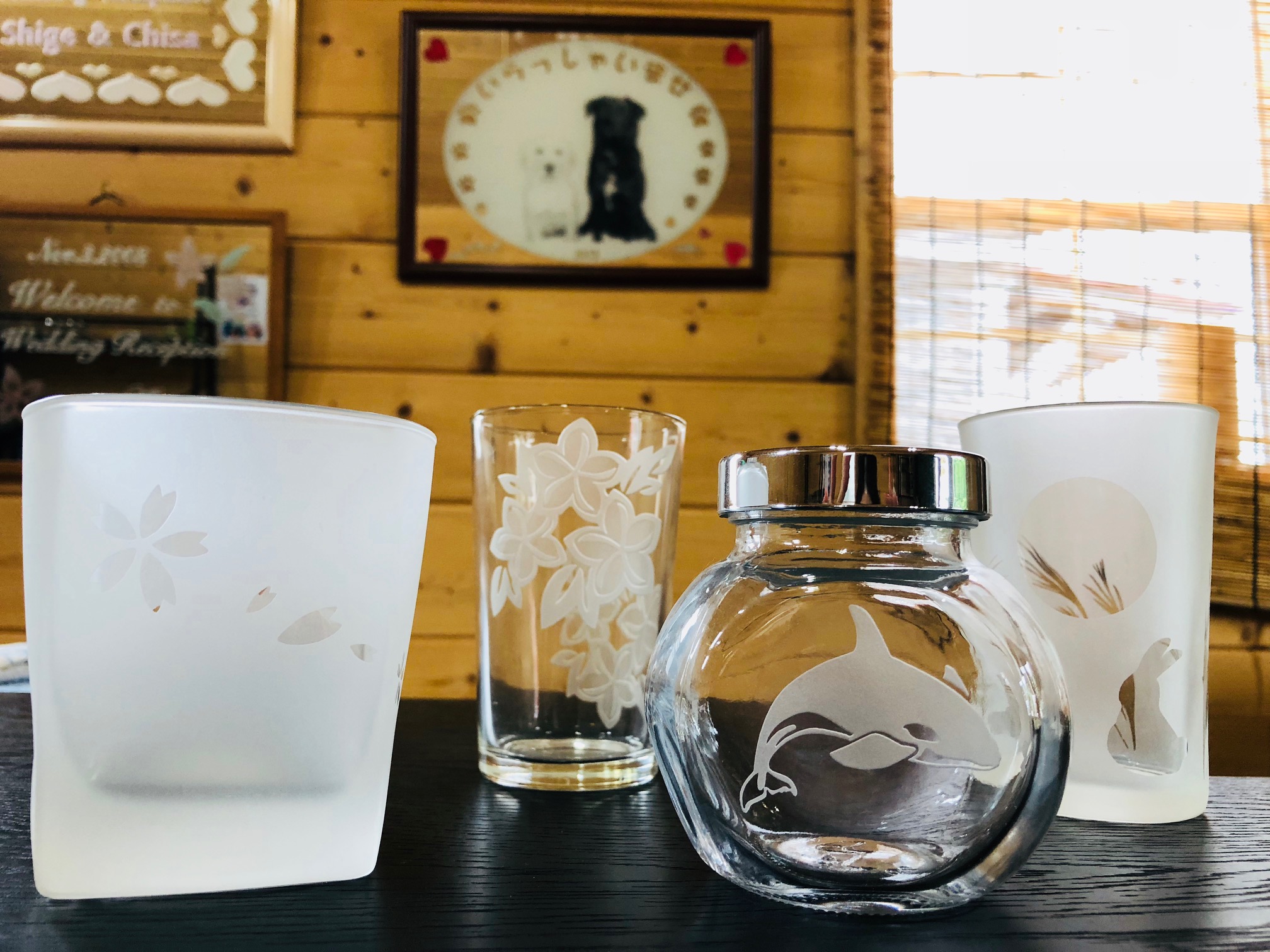 賑やかなデザイン、シンプルなデザイン素敵なグラスを作ってください♪