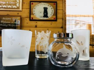 賑やかなデザイン、シンプルなデザイン素敵なグラスを作ってください♪