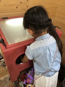 ちびっこでも、大丈夫!イルカさんに、ゆっくり、お砂をかけてあげてね♪