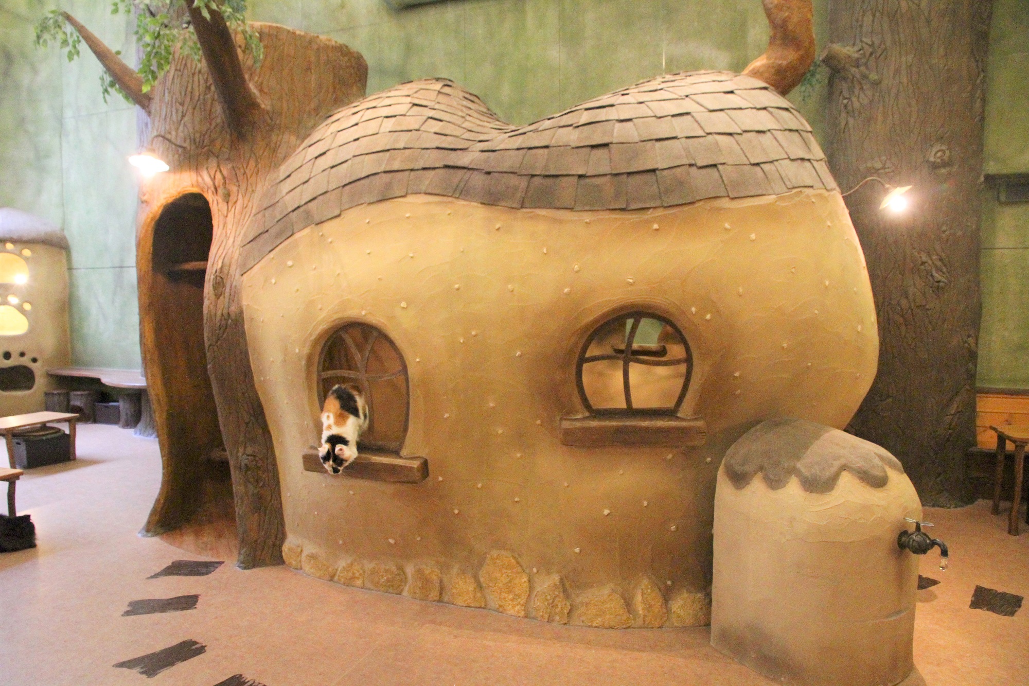 店内には猫たちがせっせと作ったツリーハウスが…。