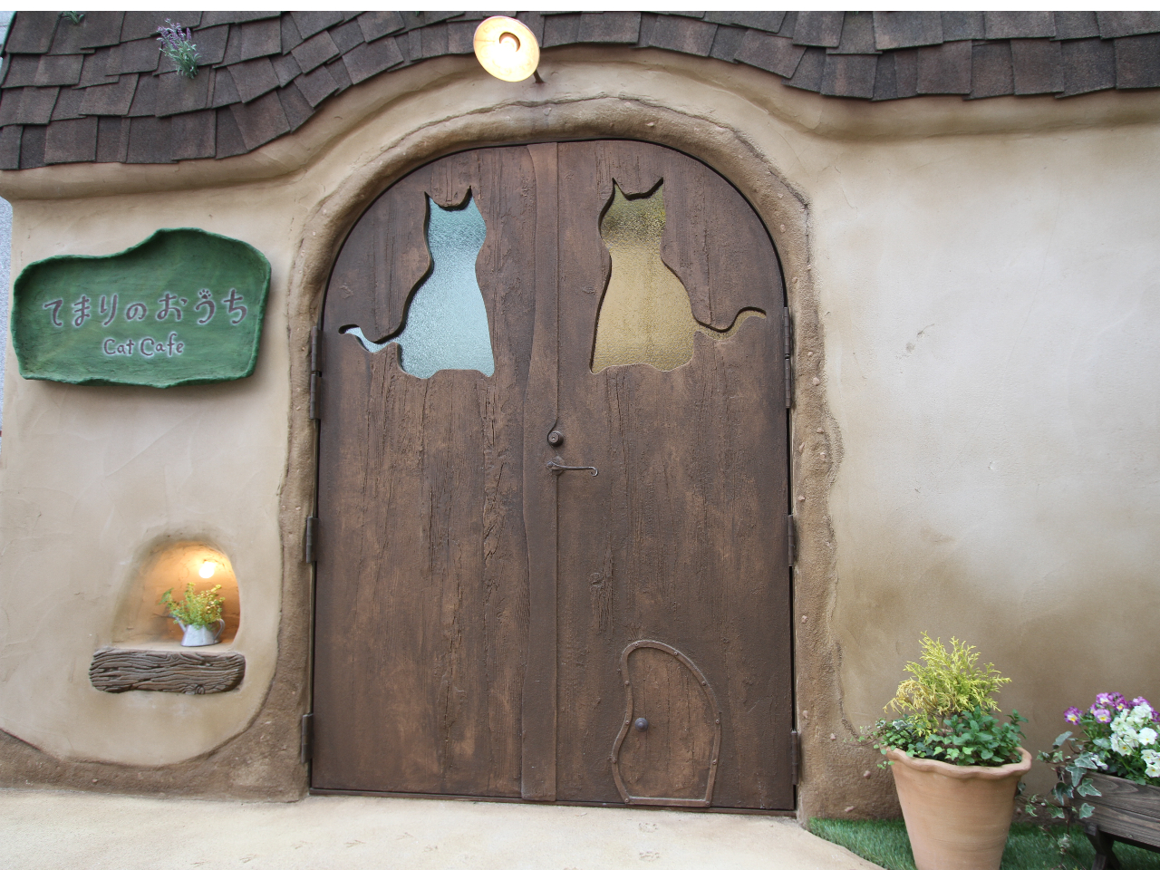 絵本の世界の扉をくぐって受付へ