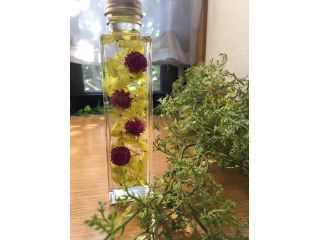 生花は枯れてしまいますが、生花のような瑞々しい花をオイルに入れて飾れます。