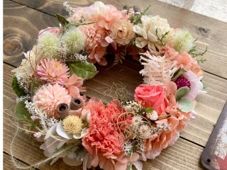 リースをきれいに作るコツも教えます!初心者さんでも安心して作成できますよ。