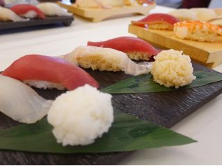 すしのランチでは、2種類のシャリの違いをお楽しみください。