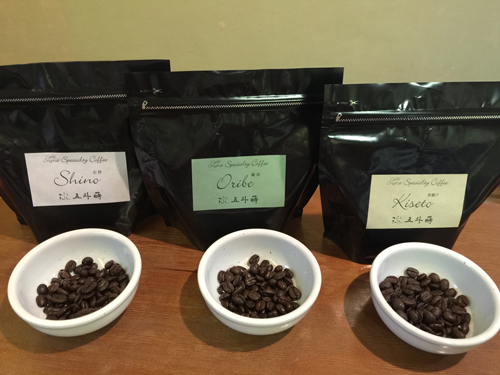 お店の定番コーヒー三種類です。こちらの三種類の飲み比べをします。産地(農園)が違うだけで、全く違う味わいです。ご自身で体験してみましょう。